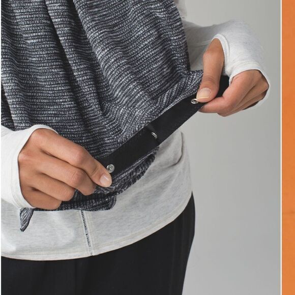 Lululemon Vinyasa Scarf
Coco Pique Black White - Picture 3 of 8